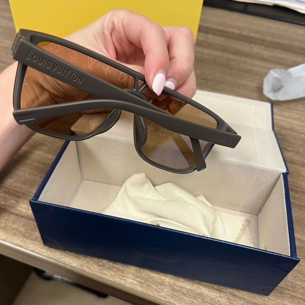 Louis Vuitton Sunglasses - Picture 3 of 4